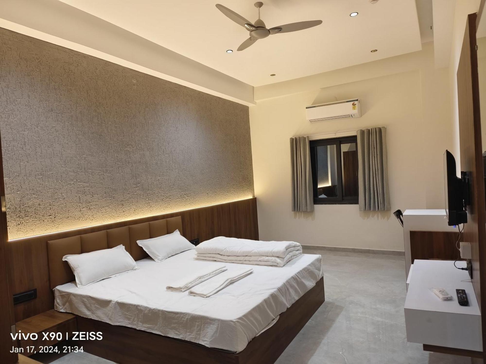 Hotel The Grand Khodiyar Visnagar Exterior photo